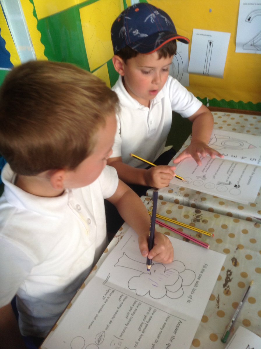 blaenbaglanwill's tweet photo. Getting ready for reception using our challenge books #groupworking https://t.co/qTfpsEfLYT