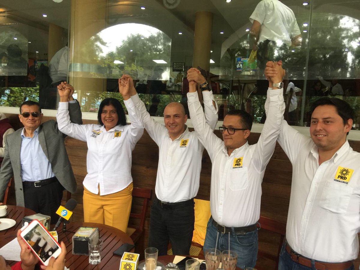 ALBERTOMEZA3's tweet photo. Acompañando a nuestra candidata al Senado @Yazmin_Copete a rueda de prensa #TenemosSenadora #SomosPRDXalapa #HayCambioParaRato @GabyColosia @manuelh34846666 @RogelioFrancoC @Alan_RDXalapa @PRD_Xalapa @mx_informante @FredyMValor @PRD_Ver @M_bernal2013 @UrielFA https://t.co/eFNsdpUQPw
