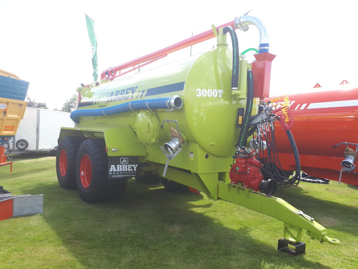 AbbeyMachinery's tweet photo. 3500T CLAAS Green Tanker with Red wheels and over hedge boom! #abbey #slurrytanker #agriculture #uk #rickerbys #dealer https://t.co/KbURfitiq1