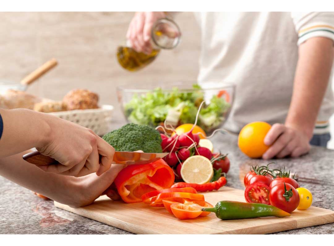 NaturalCooks's tweet photo. VOLVER  A LA COCINA
Según Pollan, no hay una forma más directa de transformar tu vida y de cambiar el mundo que volviendo a la cocina, ese lugar que poco a poco vamos abandonando al dejar nuestra alimentación en manos de la gran industria o de los cocineros profesionales. https://t.co/K5czpI1jQd