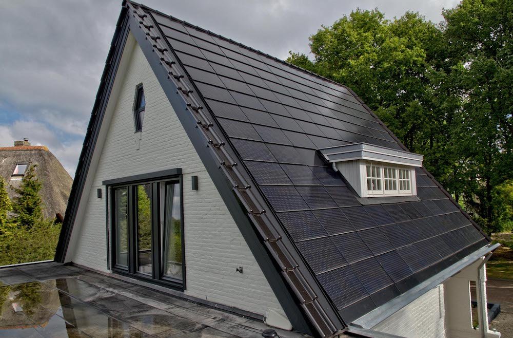 SOSSistemas's tweet photo. La compañía #EXASUN desarrolla sus módulos de tejas fotovoltaicas negras, las cuales se presentan cómo de alta eficiencia y larga vida útil ➡️https://t.co/MHjIqucCrv https://t.co/lYlSNMmhDz