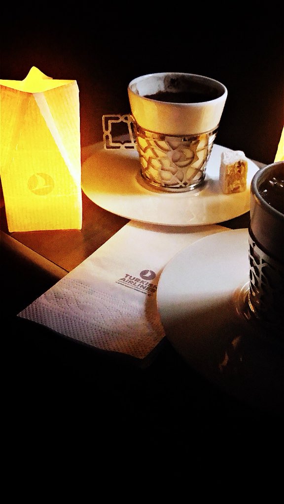 30.000 fitte bile Türk kahvesi içerim ☺️🇹🇷❤️ Posso beber café turco mesmo à 30.000 feets ✈️
