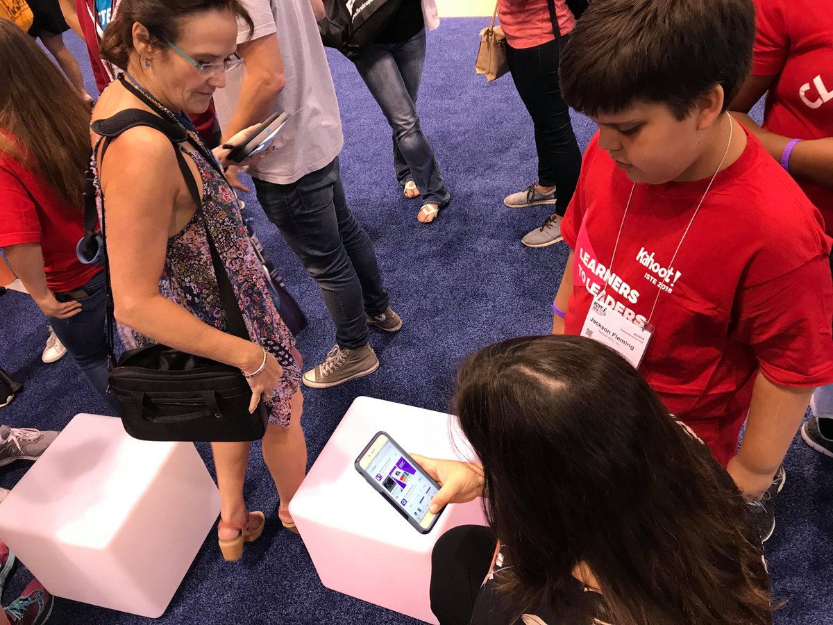 Learners are becoming leaders right on the spot! 👊🎓 The Ss from <a href="/MetcalfSchool/">Metcalf School</a> are teaching attendees at #ISTE18 how to use the Kahoot! app 📲 #LearnersToLeaders