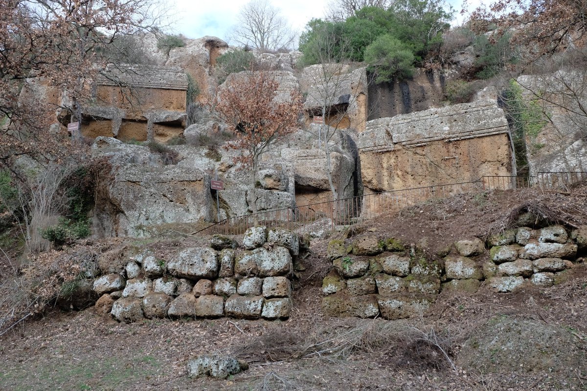 #Norchia la necropoli etrusca intagliata nel tufo: un posto unico al mondo! La "Petra" dell'Etruria Rupestre. Ci siete mai stati? 
🌳Si trova vicino #Viterbo