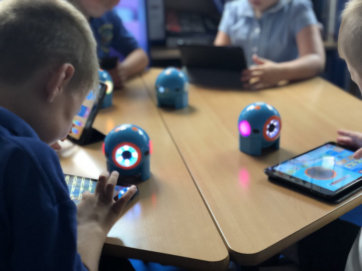 HolmeValleySch's tweet image. Y1 JO Enjoying getting to know #DotTheRobot @WonderWorkshop 

Lights, sounds and a lot of imagination! 🤖