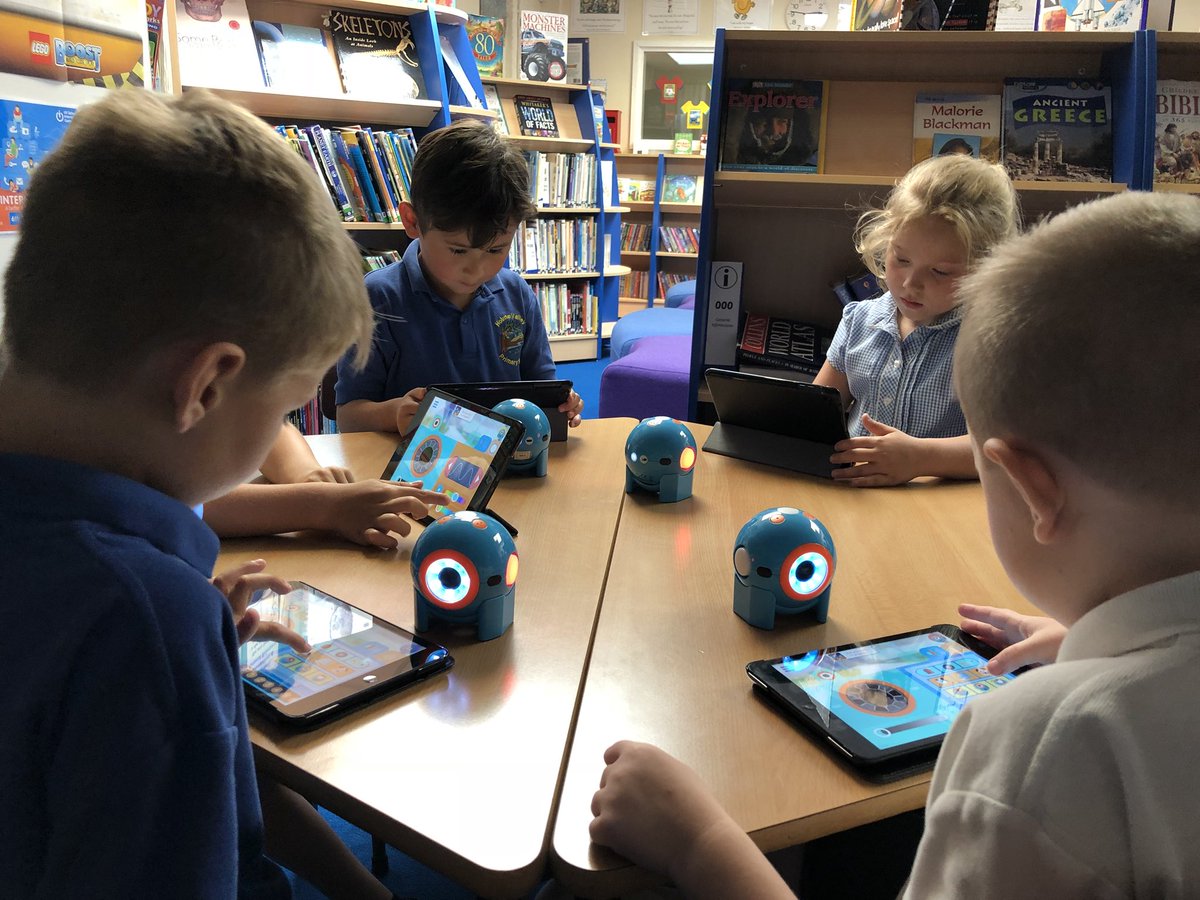 HolmeValleySch's tweet image. Y1 JO Enjoying getting to know #DotTheRobot @WonderWorkshop 

Lights, sounds and a lot of imagination! 🤖