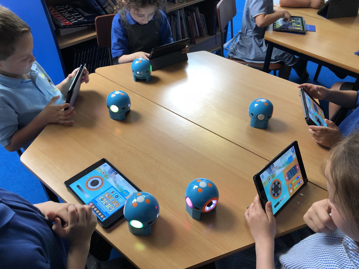 HolmeValleySch's tweet image. Y1 JO Enjoying getting to know #DotTheRobot @WonderWorkshop 

Lights, sounds and a lot of imagination! 🤖