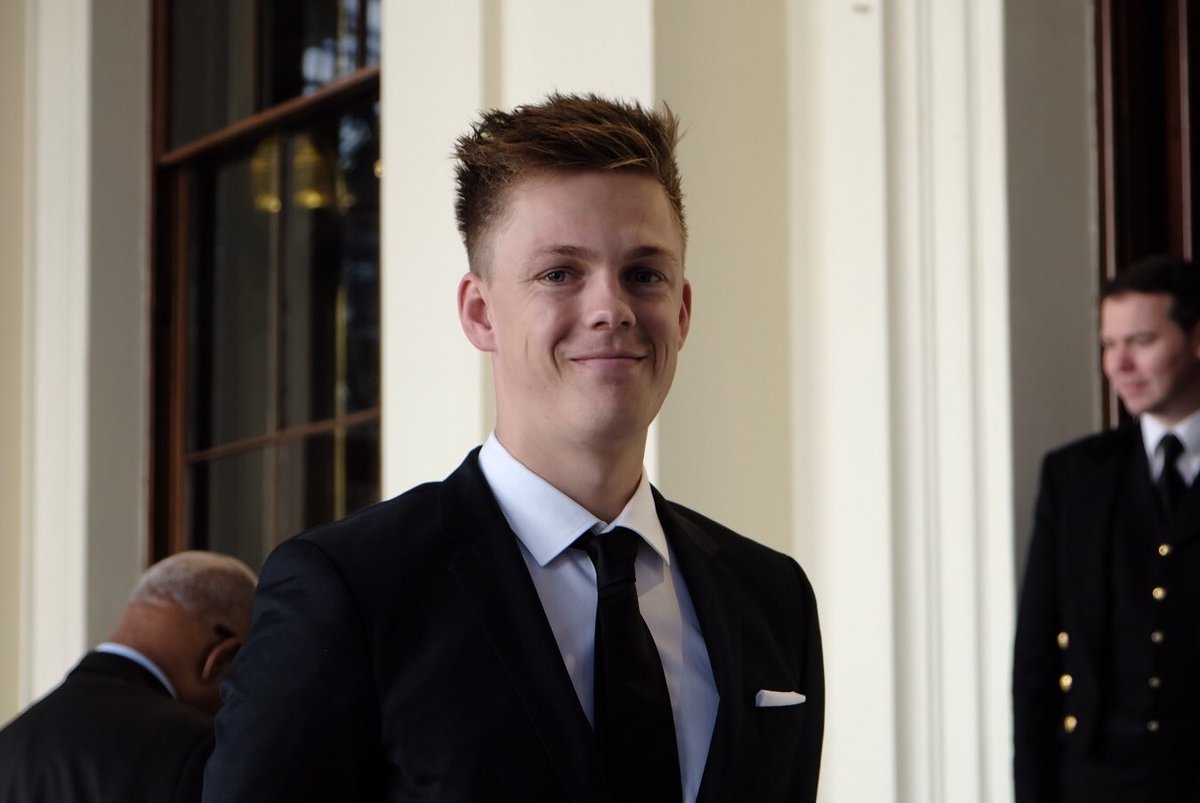 Guests arrive for this evening’s <a href="/QueensLeaders/">Queens Young Leaders</a> award ceremony.

David Beckham, <a href="/OreOduba/">Ore Oduba</a>, <a href="/NicolaAdamsOBE/">Nicola Adams</a> &amp; <a href="/Caspar_Lee/">Caspar Lee</a> are all supporting #QueensYoungLeaders.