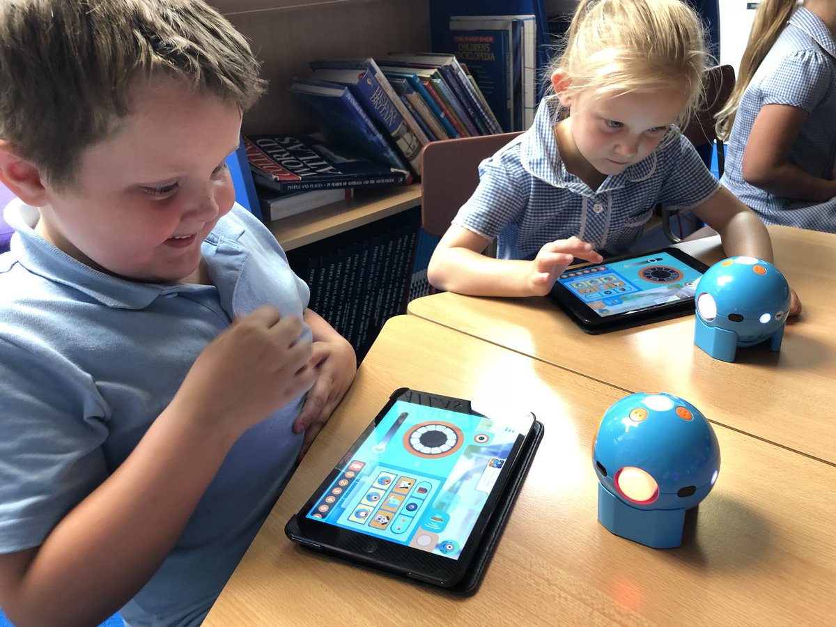 HolmeValleySch's tweet image. Y1 JO Enjoying getting to know #DotTheRobot @WonderWorkshop 

Lights, sounds and a lot of imagination! 🤖