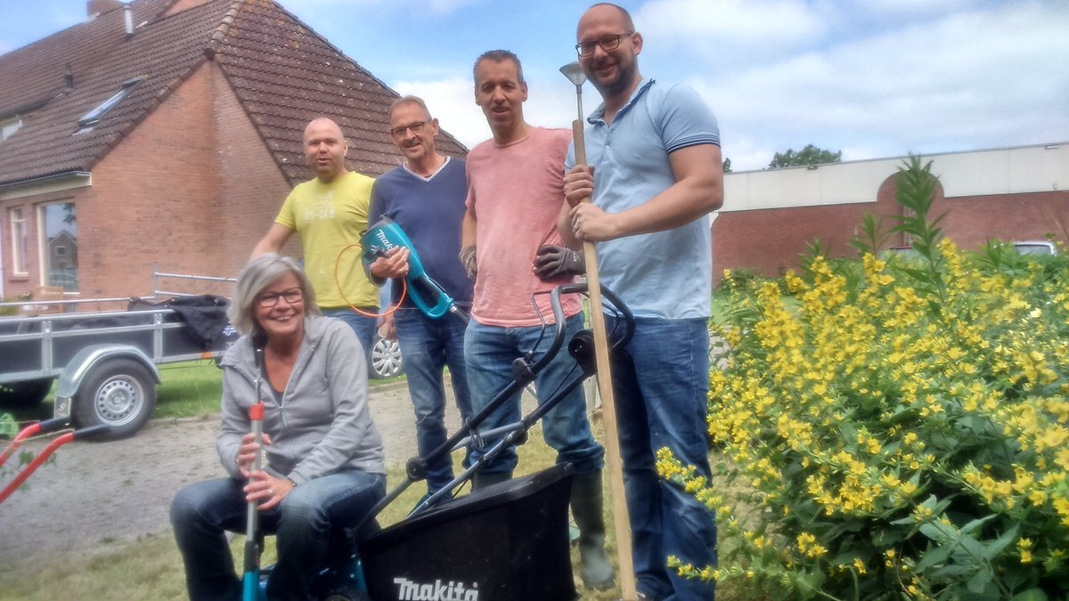 PresentNG's tweet image. Deze groep vrijwilligers van Univé Bedum maakt het verschil in één dag in twee tuinen en één keuken!