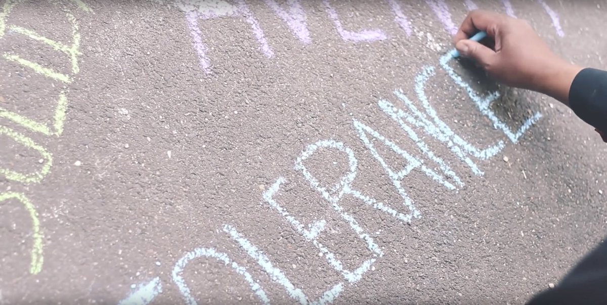 Le pouvoir de la craie, cela vous rappelle quelque chose ? <a href="/lerefuge/">Fondation Le Refuge</a> <a href="/NicolasNoguier/">Nicolas NOGUIER</a> <a href="/jbmarteau/">Jean-Baptiste Marteau</a> youtu.be/oi1yysbKTaA <a href="/Anne_Hidalgo/">Anne Hidalgo</a> <a href="/R_Bachelot/">Roselyne Bachelot</a> #2016 #GrandirEnPaix