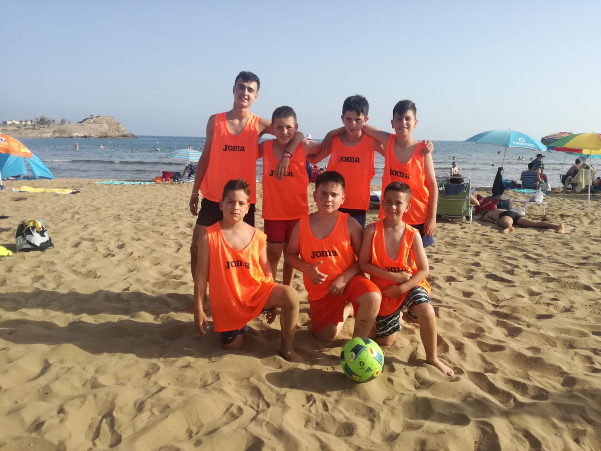 FoMsports's tweet photo. Nuestros equipos en el fútbol playa ⚽ a las órdenes de nuestro compañero @josefravica Seleccionador Cadete de Fútbol-Playa Murciana. https://t.co/pvn3PbSuEp