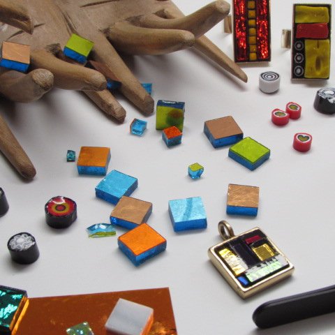 Artistic_PDX's tweet photo. Today 11:30-1:30 p.m. Helene Hughart be knitting a very unique note card and June Martin will create her amazing mosaic jewelry. Stop by Artistic Portland to see this both of these unique artists at work. #demonstration
#theHeARTofPortland #portlandnow #downtownpdx #artdemo https://t.co/wf1iSTvRvc