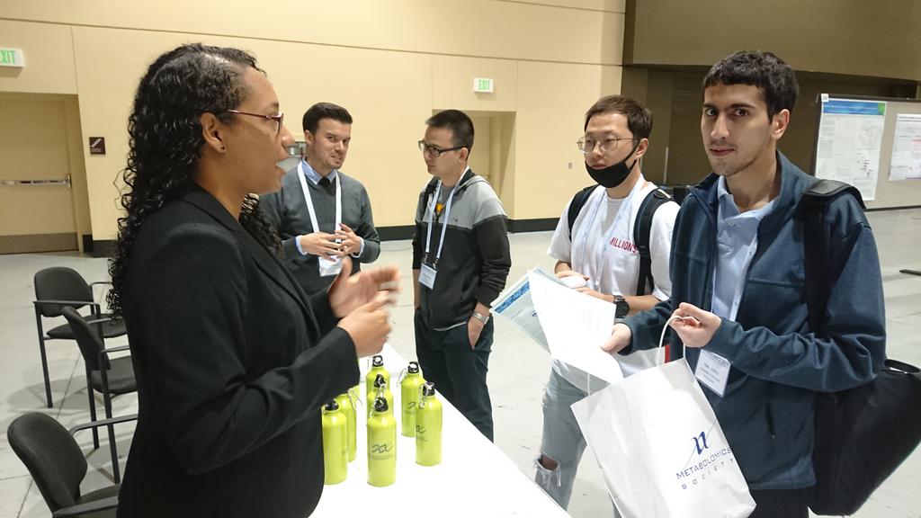 jjjvanderhooft's tweet photo. Busy times at the @MetabolomicsSoc booth this morning at #MetSoc2018 where more than 20 early and less early career scientists came to inquire after the Society's initiatives! 🙂 And if you haven't got your bottle yet.... https://t.co/Fa3QXNSKaX