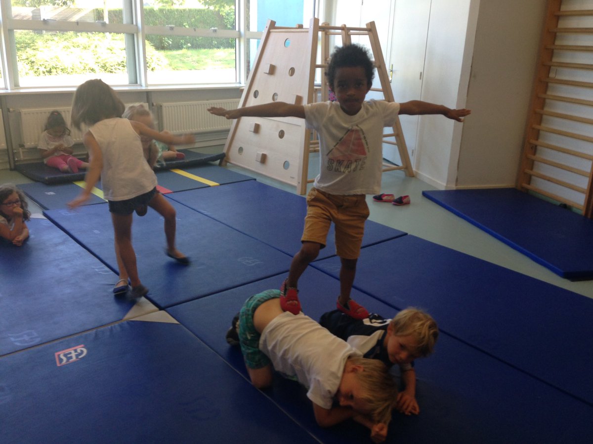 classeMSGS's tweet photo. Acrosport à l'école : rencontre entre les deux classes de MS -GS #acrosportmaternelle https://t.co/PsfoxGM6td