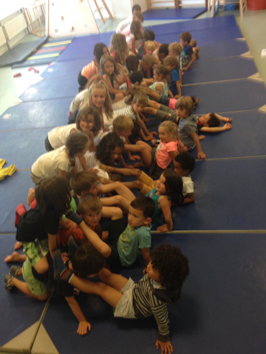 classeMSGS's tweet photo. Pyramide géante en acrosport #acrosportmaternelle https://t.co/qh7BaaxgC8