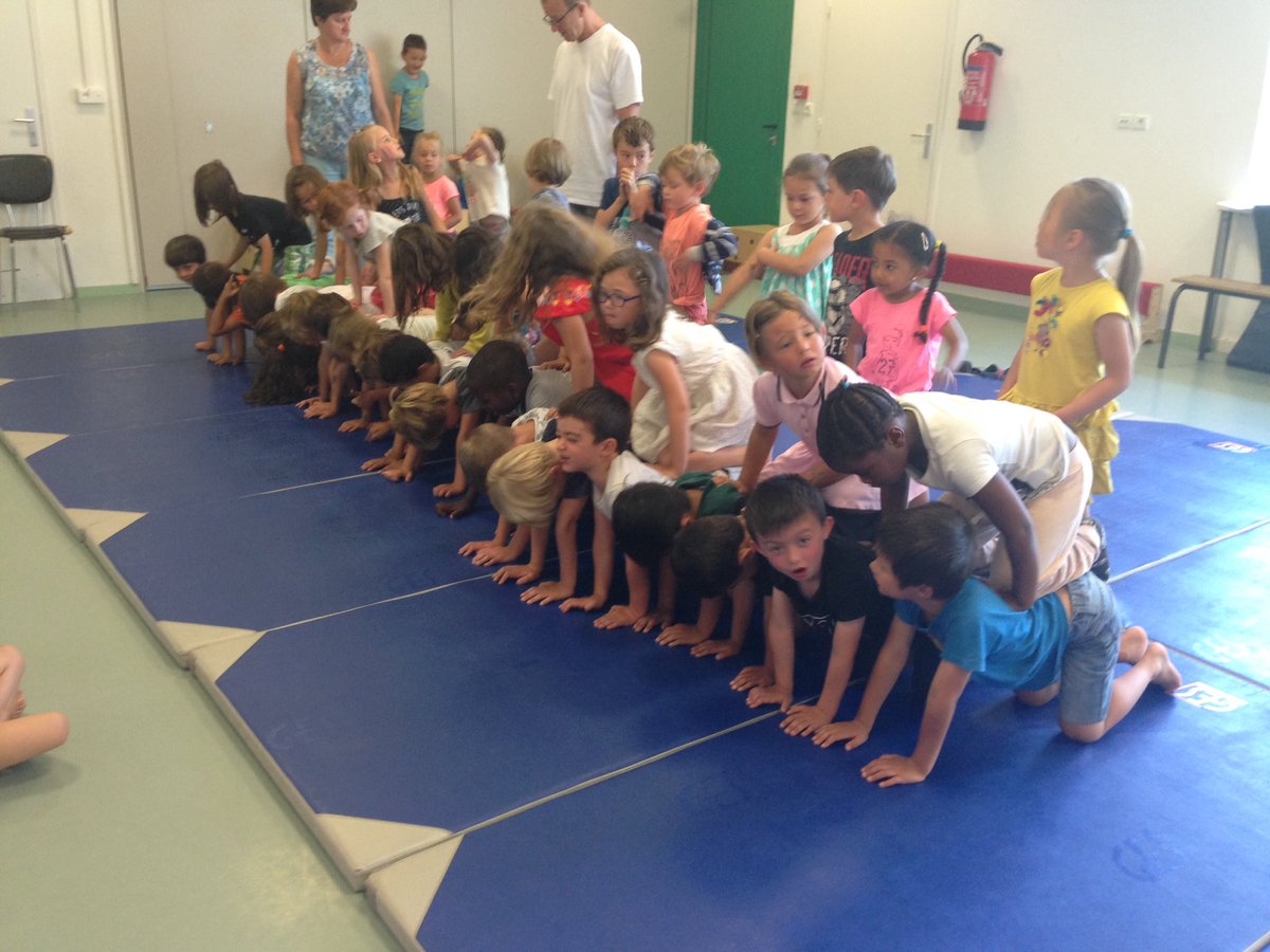 classeMSGS's tweet photo. Pyramide géante en acrosport #acrosportmaternelle https://t.co/qh7BaaxgC8