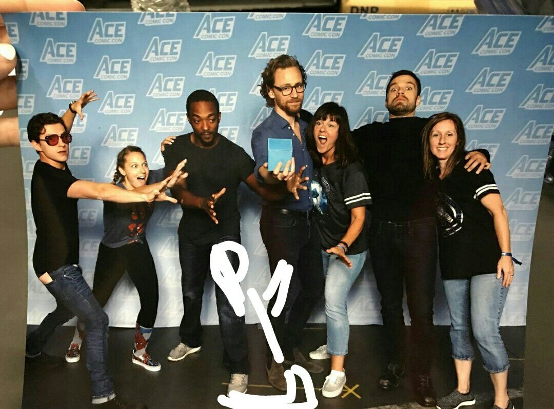 hollandspeach's tweet image. ващет я тоже была на комикконе 💁

#tomholland #tomhiddelston #tomh