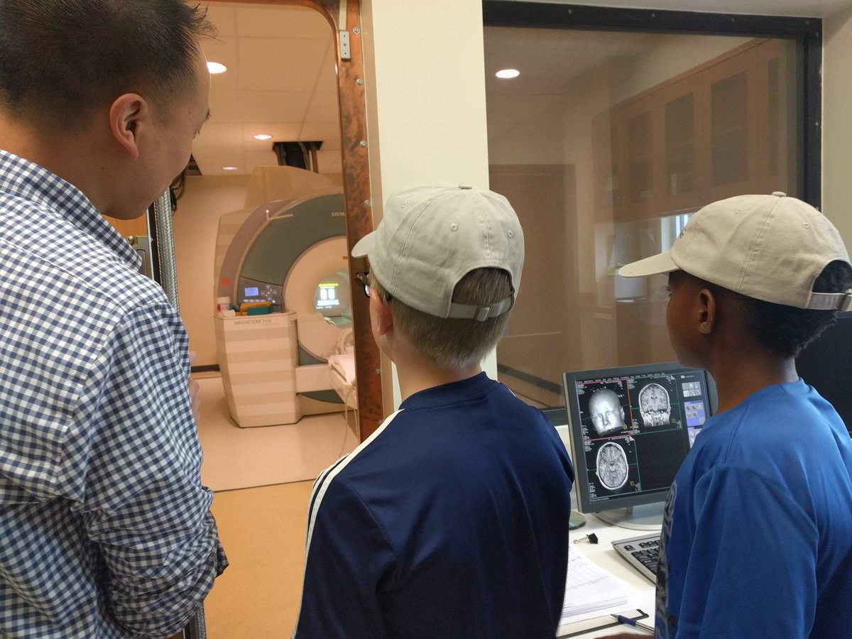 FralinBiomed's tweet photo. Learning all about #brains and #MRI #smwv #sciencecamp https://t.co/wr3YYYKUBD