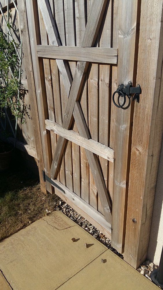 buffthestcat's tweet photo. @RoyalMail the postman left my very important and very expensive medicine (£66) under the side gate in full sun :-( https://t.co/05RpEa5sqG