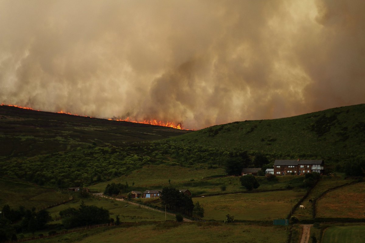 will_jwd's tweet photo. Hope everyone stays safe especially fire crews and mountain rescue #saddleworthfire #saddleworth #saddleworthmoor @BBCNews @DailyMailUK @TheOldhamTimes @OldhamChronicle @saddleworthnews @MENnewsdesk https://t.co/ZnHVarwLZa