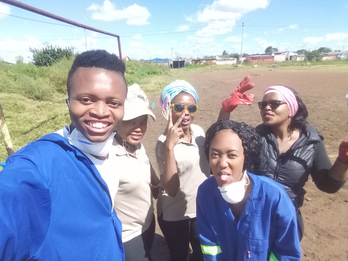 LebohanNyandeni's tweet photo. The Young Leaders Cleaning Campaign led by @IamLebzaN went very well. Would love to thank the Gauteng Department of @environmentza Affairs, the @EmfuleniLM and the community members of Evaton for the continued support. 
#sustainableenvironment
#wearethechange
#youngandincharge https://t.co/adSUy7TNPZ