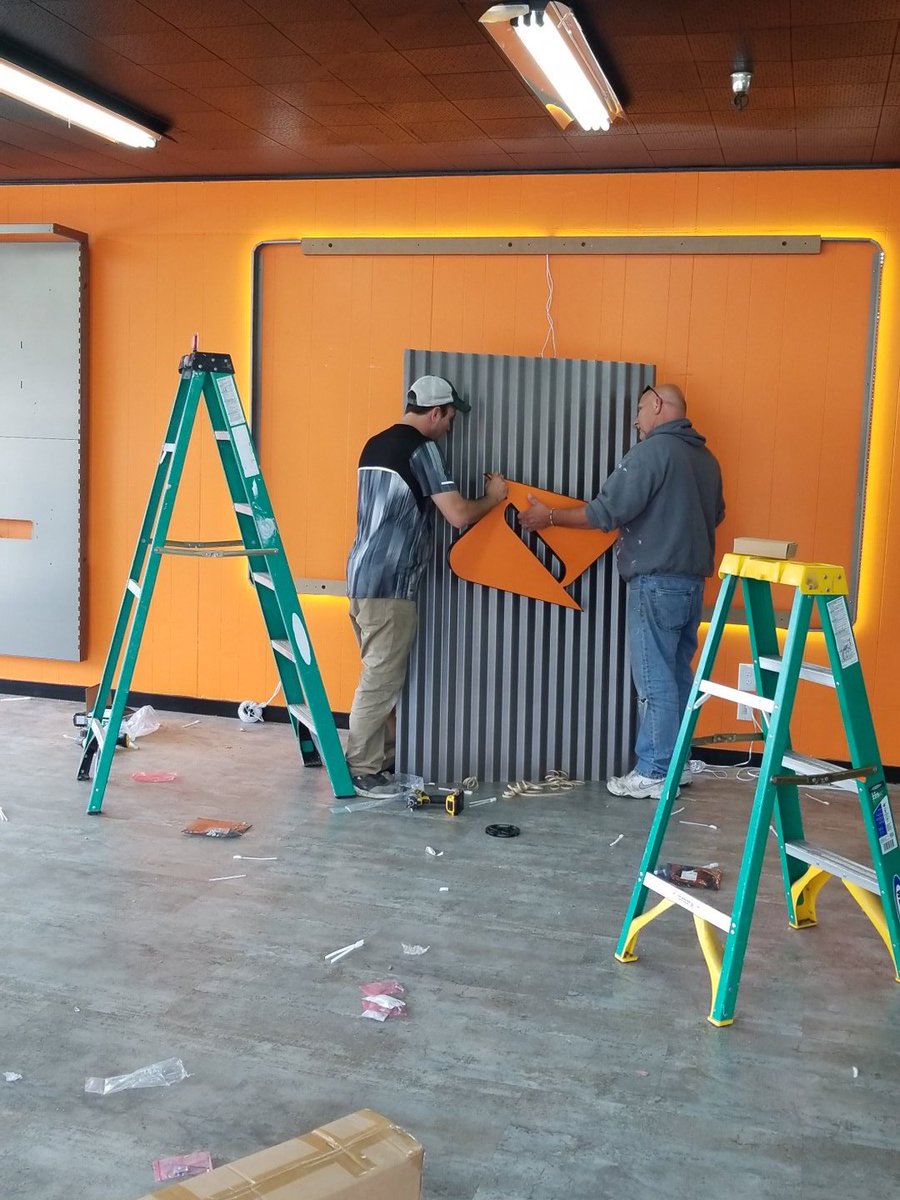 TareeVIP's tweet image. Bridgeport install under way! Simple Wireless Remodel West WA #3 #boostmobile #vipwireless @daveberginvip @vipwirelessrealestate