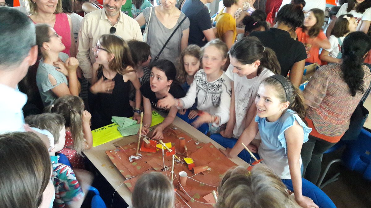 LesIdeateurs's tweet photo. Un très beau forum pour les projets #NotreCommune de l'école Jules Ferry @MairiedeClamart
Bravo aux CM1 et CM2 pour cette année ! https://t.co/IeIo0DEJF8