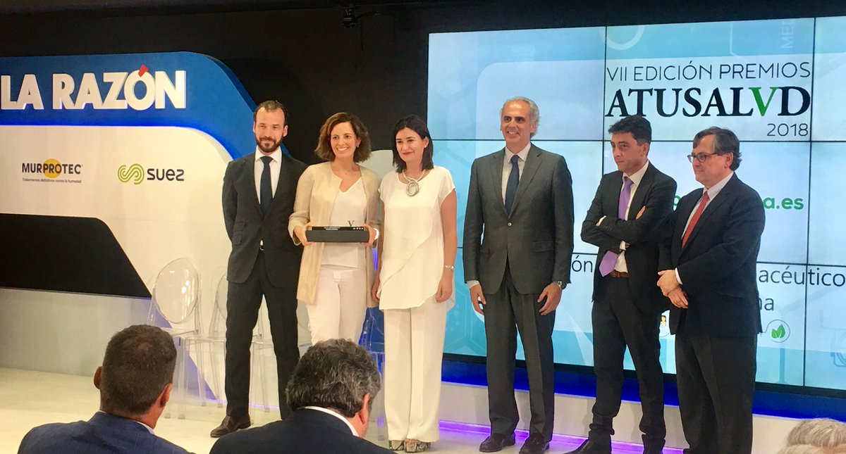 Cofares's tweet image. Carmen Montón, Ministra de Sanidad y Enrique Ruiz Escudero, Consejero de Sanidad en Madrid entregan a Emilio Martínez Imaz y Rosa Martínez Vicente, Consejeros de COFARES el Premio @larazon_es por la expansión del modelo farmacéutico digital de #Globalpharma a Argentina. #AtuSalud