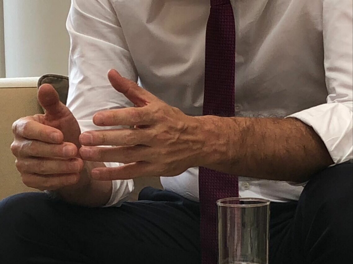 desdelamoncloa's tweet photo. .@sanchezcastejon evalúa sus recientes encuentros con líderes europeos tras visitar esta mañana a #AngelaMerkel en Berlín. Las manos del Presidente marcan la determinación del Gobierno. Mañana comparece ante el @Congreso_Es https://t.co/QZqtwQa3rT