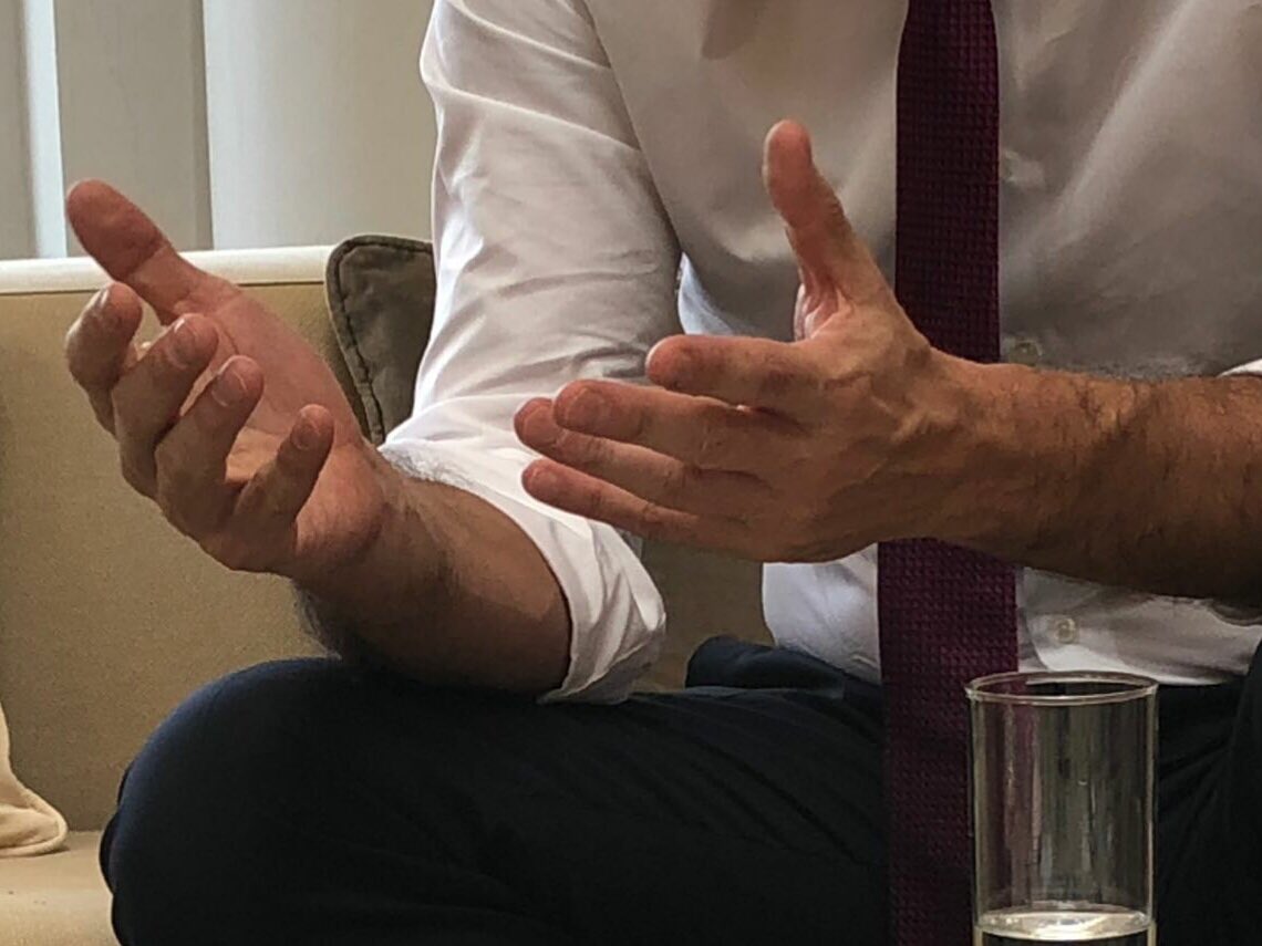 desdelamoncloa's tweet photo. .@sanchezcastejon evalúa sus recientes encuentros con líderes europeos tras visitar esta mañana a #AngelaMerkel en Berlín. Las manos del Presidente marcan la determinación del Gobierno. Mañana comparece ante el @Congreso_Es https://t.co/QZqtwQa3rT