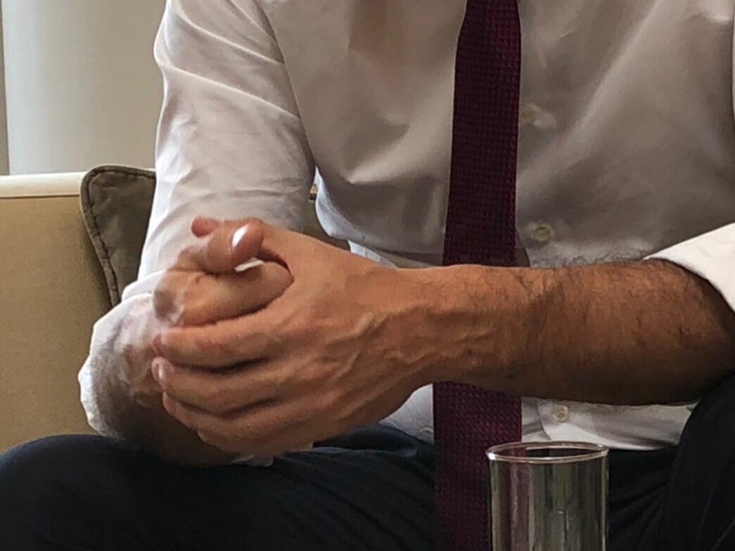 desdelamoncloa's tweet photo. .@sanchezcastejon evalúa sus recientes encuentros con líderes europeos tras visitar esta mañana a #AngelaMerkel en Berlín. Las manos del Presidente marcan la determinación del Gobierno. Mañana comparece ante el @Congreso_Es https://t.co/QZqtwQa3rT