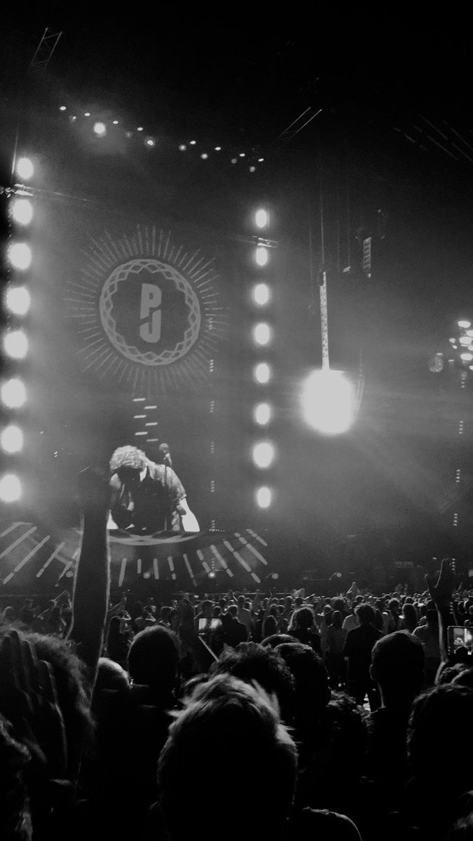Labarzi's tweet photo. #estate sono i concerti sudati, che spaccano il cuore e annientano la voce @pearljam https://t.co/h6se0PwwBj