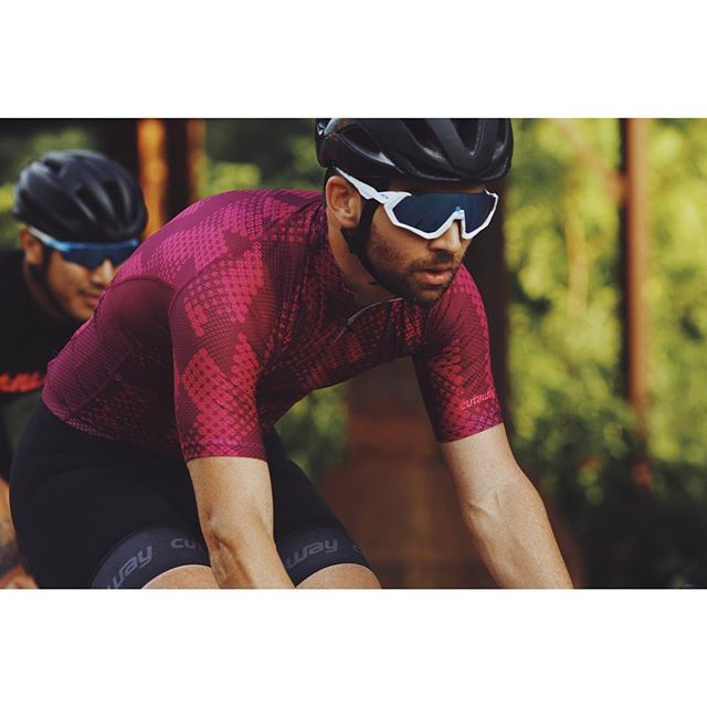 CutawayUSA's tweet photo. The Formation Magenta is one of our New Full Cloud™ jerseys. Each jersey is constructed from our super lightweight & extremely breathable Cloud™ open mesh fabric. Find all 6 design live now. #experiencethecloud #cutawayusa #cloudjersey #cyclingkit #c… https://t.co/yUDisF0Zjb https://t.co/RSAPl8RNZ3