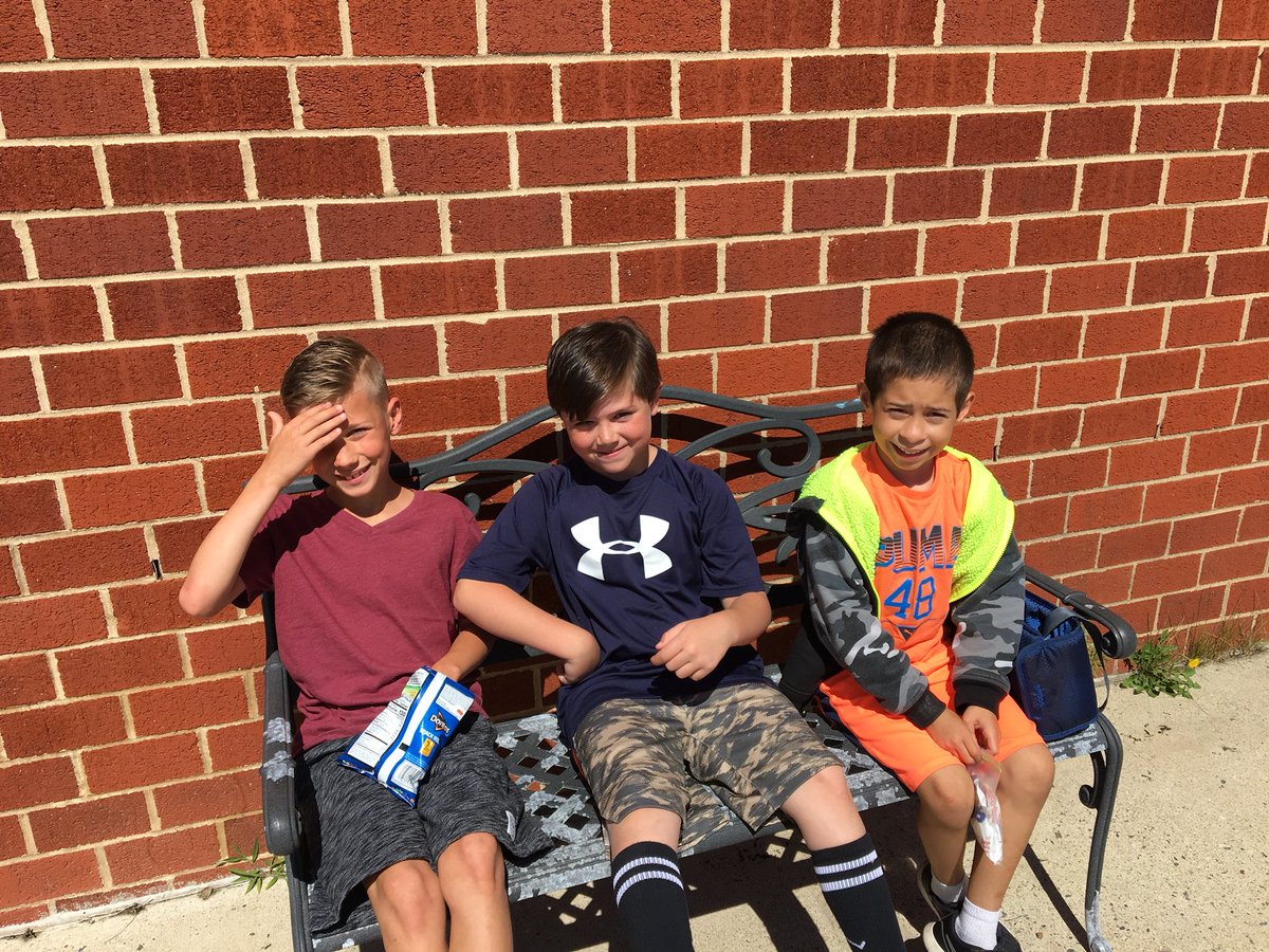ryenot23's tweet photo. We decided to eat our snack outside today! #relaxingwithfriends https://t.co/h3iKSjihHb