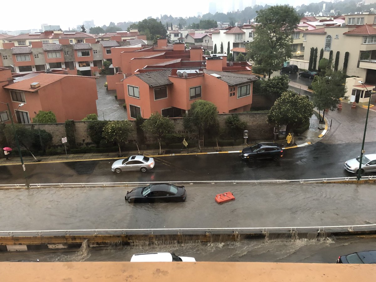 Puente frente al angeles de Interlomas.... hay gente adentro del coche...