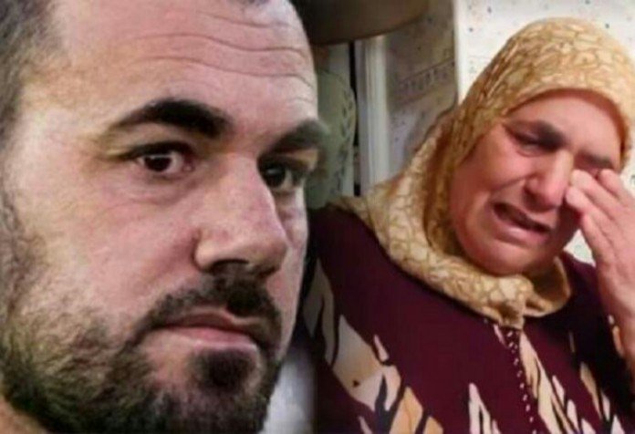 کشر المخزن انيابه 
وجند زباتياته 
وحكمت محاكمه 
على مطالبين بحقوقهم بس
 ولا علاقة لهم بالسياسية
 ولا لهم معها ولا اجندات وراءها.
فطبلو للفوز في الكرة رغم الخسارة
وتلهوا بموازين القبح والدعارة
واتركو للباقي الذل والحقار
واعدو للناهبين الترقية والعلاوة
ويموت النضال، ويفسد الايمان