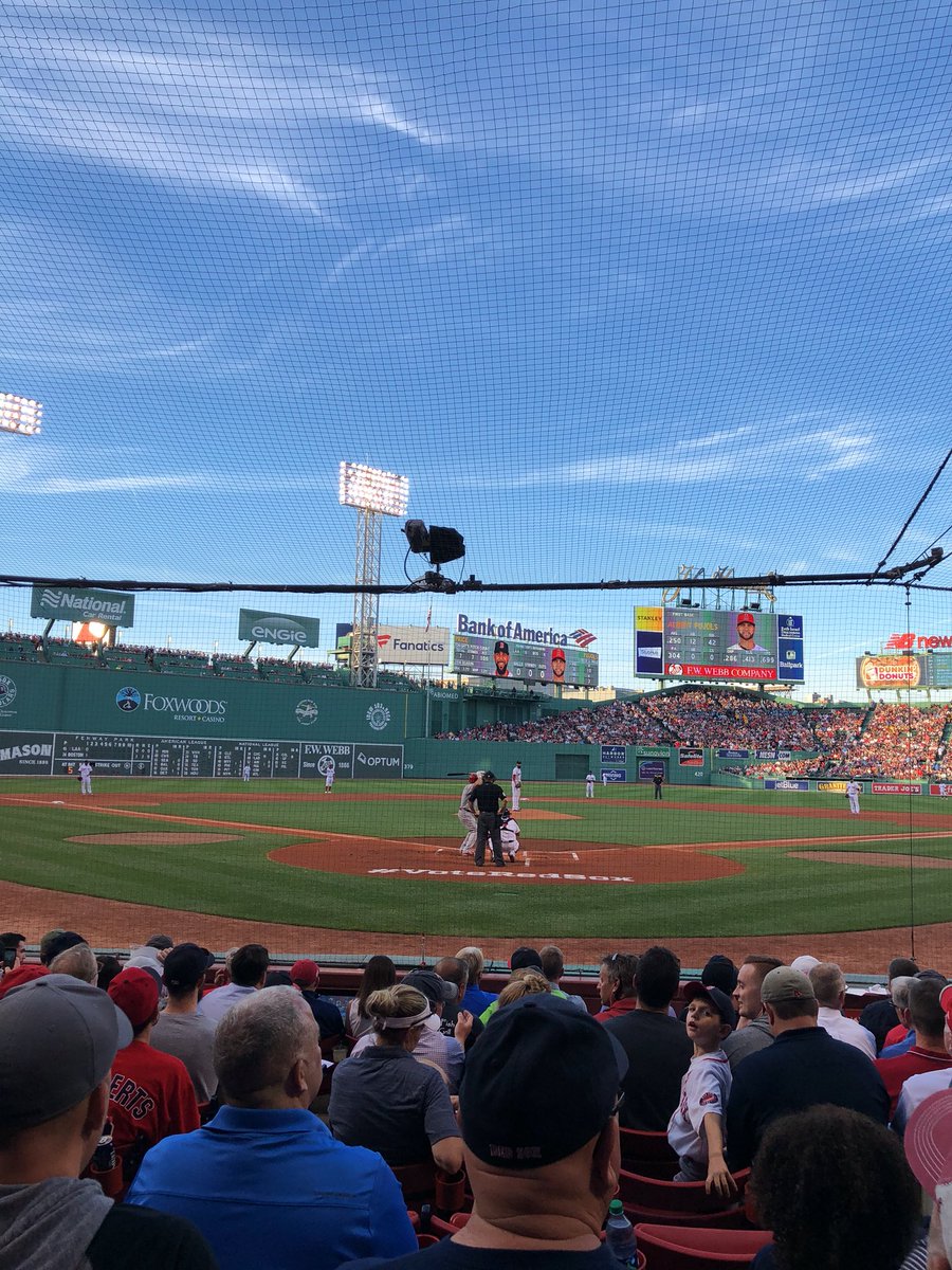 BostonServer's tweet photo. Not a bad way to spend the night off! #serverdayoff #boston #fenwaypark @RedSox #serverlife https://t.co/6w4HooiyqY