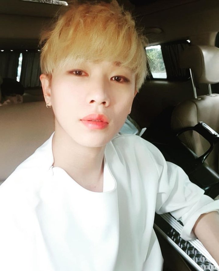 XenexBrasil's tweet photo. Tradução: 
[Taeha] Caminhando para alcançar o sucesso kk Estamos bem quentes 
#DIP #Taeha #Kpop #Ídolo #dip #selfie #Diário #LookDiário #Siga #Moda #Estilo #Bloqueiro #Selfie #Daily #Insta #Comunicação #LinhadoBraço #BraçoDireito #Selca #Bom 
ENG/KOR/PT-BR: Saky (Diplomat Brasil) https://t.co/P5V1KQxQ1b