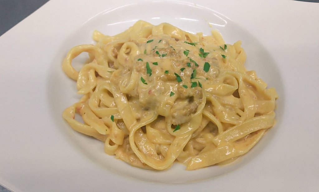 INDACO_2008's tweet photo. 失敗しない基本の生パスタ。
セモリナ粉150g 、強力粉150g、  卵黄2と水160g、 EXVオイルと塩少々。全て混ぜ捏ねて半日休まして完成！卵白は使わず長めに休ませてモチモチ生パスタになります。 https://t.co/IkcnCVSJFK