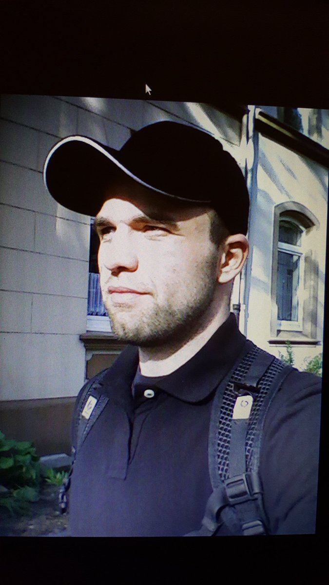 Mal sehen, ob Twitter hält, was es verspricht. Followerpower von Nöten!!!
Auf dem Bild ist mein Bruder zu sehen.
Wir sind uns noch nie begegnet, hatten aber mal eine Weile Kontakt zueinander. 
Wir haben uns aus den Augen verloren und er fehlt mir sehr.