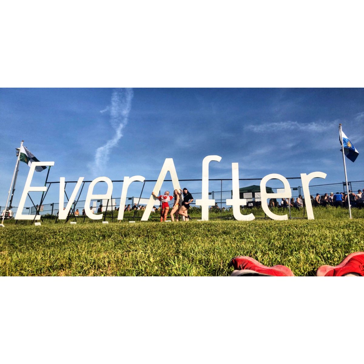 ronniedohertyy's tweet photo. Festival season has begun! Ever After Day 1. Canadian girl theme. ๐จ๐ฆ๐
#Canada #EverAfter #Festival #RoadTrip #CanadianGirl #GirlsWhoRave #Plur #Plurmaid #EverAfter #Kitchener #BBCAN6 https://t.co/KO9eULzn06