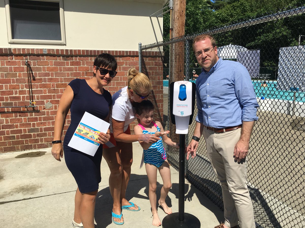 RobinChapell's tweet photo. #walpolerec and #walpolehealthdept making sure everyone is using sun block at Center Pool. #safe summer https://t.co/fOFbSro9JU