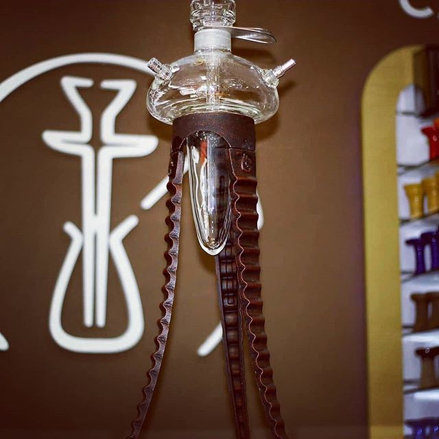 ¿Eres un amante de las cachimbas exclusivas? 🆕️🤔
Con vosotros la majestuosa
💎DSCHINNI BLACK WIDOW RED💎
Fabricada con un diseño moderno y minimalista donde predomina el cristal de borosilicato con el que conseguiremos una fumada única🔝🔝
Si quieres conseguir este lujo de c…