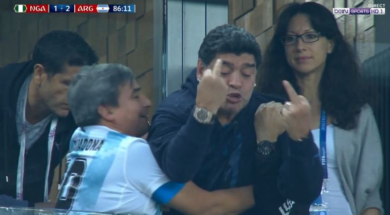 SuperCazarre's tweet photo. Il se démerde encore pour être l'homme du match 😭
#Maradona #NGAARG https://t.co/veE66wmqq6