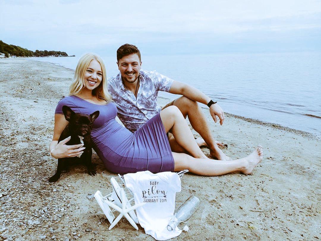 Pilon89's tweet image. Super excited to share that we are expecting a baby in January 💚💚💚 can’t wait to meet our little peanut 🥜 👶🍼