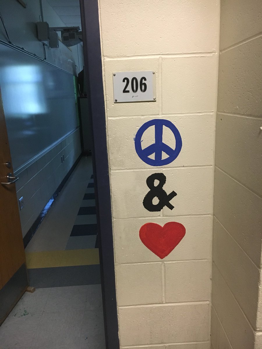 SkyViewMS's tweet photo. Proud of the Class of 2022.  Leaving a legacy of Art behind! https://t.co/5KOxlsSAcn