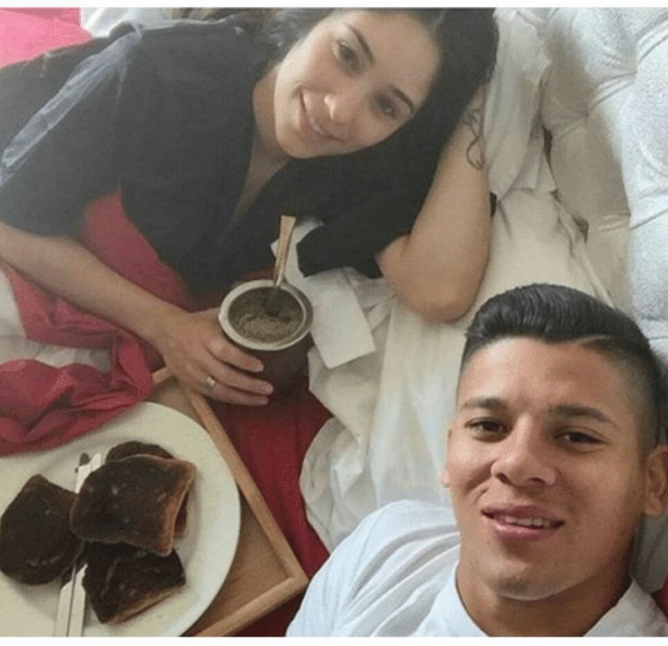 emmagarnica's tweet image. Solo un hombre capaz de comer las tostadas así de quemadas era capaz de salvarnos