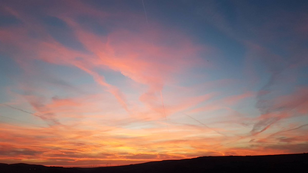 KavaTodmorden's tweet photo. We are wondering whether tonight's #sunset will be as beautiful as last night's. This picture was taken from the beer garden in the #ShepherdsRest pub. Those of us who live and #work in the Calder valley are blessed with #Calderdale light #NoFilterRequired https://t.co/ibs5wHe64p