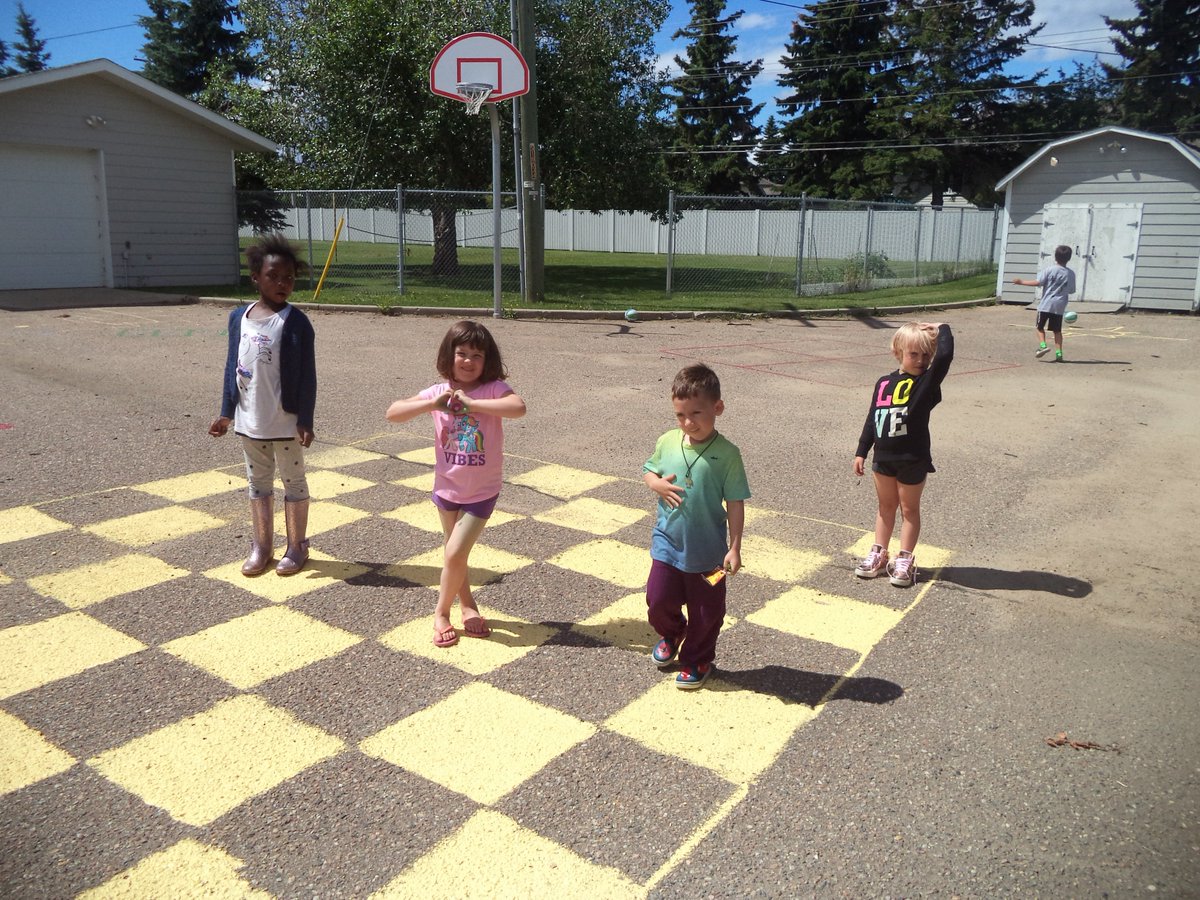La cour de l'école Sans-Frontières connait de beaux changements.  Les élèves de 8e ont fait une table de pique-nique dans leur cours d'option menuiserie. Quelques jeunes élèves et leurs mamans ont peint des jeux amusants sur le pavé.  Merci à tous!